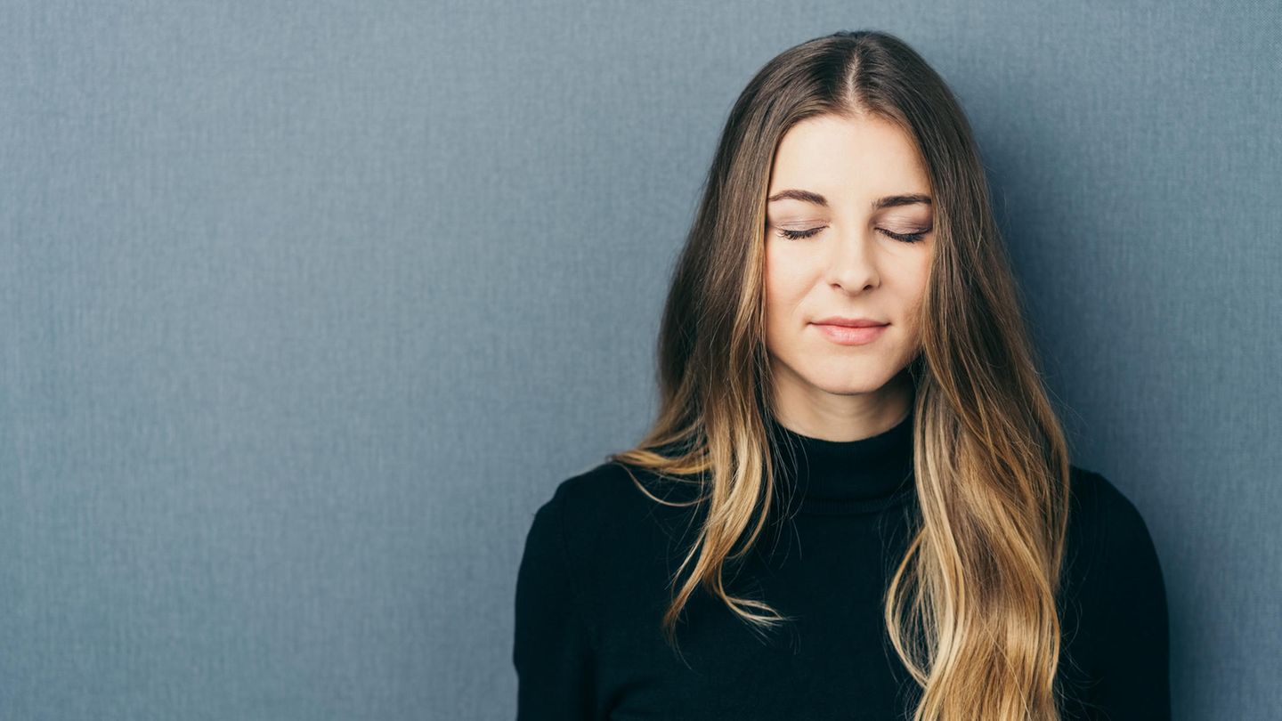 Psychotherapie: Eine junge Frau schließt die Augen
