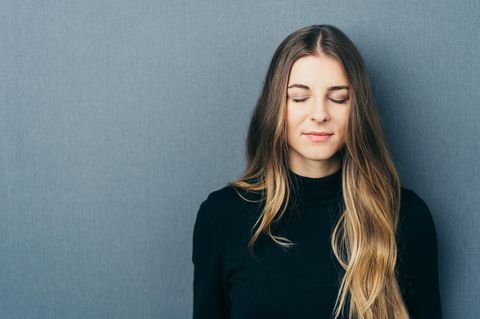 Psychotherapie: Eine junge Frau schließt die Augen