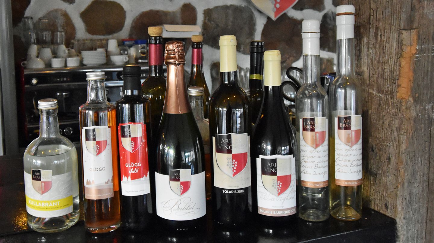 Arilds Vingård: Rot-, Weißwein- und Schnapsflaschen
