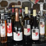 Arilds Vingård: Rot-, Weißwein- und Schnapsflaschen