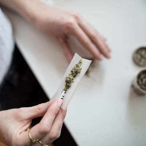 Frau baut Joint