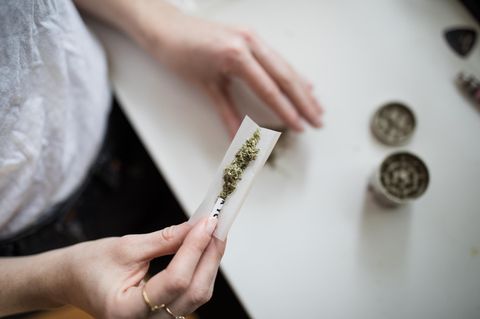 Frau baut Joint