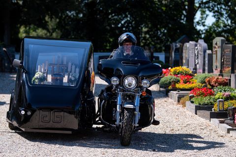 Bestatter fährt mit Harley über Friedhof