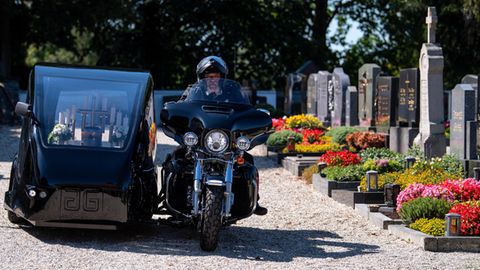 Bestatter fährt mit Harley über Friedhof