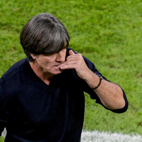 Joachim Löw knabbert an Fingernägeln