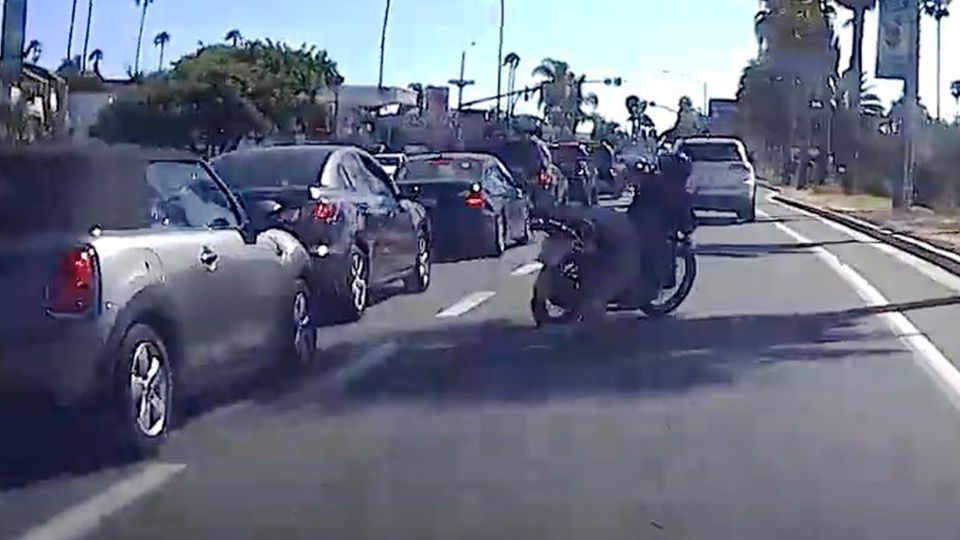 Motorradfahrer auf einer befahrenen Straße