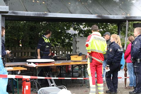 Polizisten und Feuerwehrleute auf dem Gelände in Freudenberg nach einer tödlichen Fettexplosion