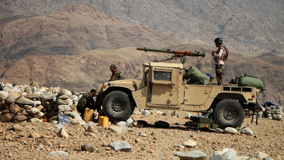 Mitglieder der afghanischen Sicherheitskräfte nehmen an einer Militäroperation teil. Donald Trump hat mit dem Abbruch von Gesprächen zwischen den USA und den Taliban Irritationen ausgelöst. 