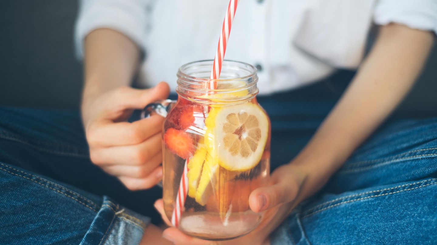Trinken Sie mehr Wasser!  Eine Studie hat herausgefunden, dass bereits ein Glas Wasser (500 ml) vor einer Mahlzeit den Heißhunger stillt.