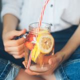 Trinken Sie mehr Wasser!  Eine Studie hat herausgefunden, dass bereits ein Glas Wasser (500 ml) vor einer Mahlzeit den Heißhunger stillt.