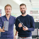 Mit dem Auftritt bei DHDL 2017 wollten Happybrush den Markt für elektrische Zahnbürsten aufwirbeln (Wir haben die Zahnbürsten getestet). Das ist den beiden Gründern Stefan Walter (l.) und Florian Kiener offenbar auch gelungen. "Die vergangenen zwei Jahre seit der Gründung waren eine abenteuerliche und spannende Zeit. Wir konnten im letzten Jahr über 6 Millionen Euro Umsatz erzielen und damit um das 25-fache gegenüber 2016 wachsen. Seit unserer Gründung haben wir bereits etwa 750.000 Produkte verkauft", so die Gründer im vergangenen Jahr. Aktuell sucht das Unternehmen einen strategischen Investor und peilt einen Umsatz im mittleren bis hohen siebenstelligen Bereich an.