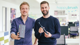 Mit dem Auftritt bei DHDL 2017 wollten Happybrush den Markt für elektrische Zahnbürsten aufwirbeln (Wir haben die Zahnbürsten getestet). Das ist den beiden Gründern Stefan Walter (l.) und Florian Kiener offenbar auch gelungen. "Die vergangenen zwei Jahre seit der Gründung waren eine abenteuerliche und spannende Zeit. Wir konnten im letzten Jahr über 6 Millionen Euro Umsatz erzielen und damit um das 25-fache gegenüber 2016 wachsen. Seit unserer Gründung haben wir bereits etwa 750.000 Produkte verkauft", so die Gründer im vergangenen Jahr. Aktuell sucht das Unternehmen einen strategischen Investor und peilt einen Umsatz im mittleren bis hohen siebenstelligen Bereich an.