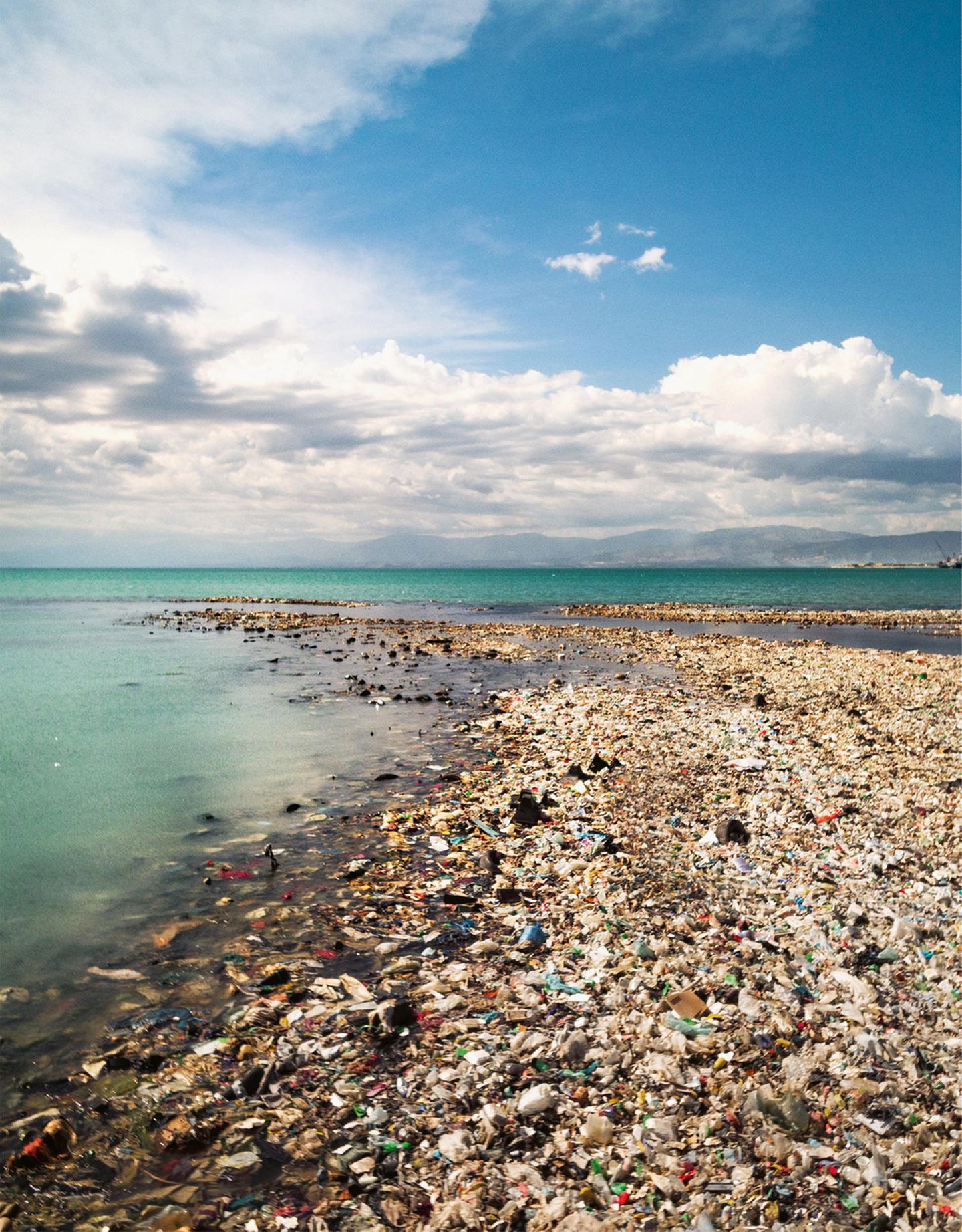 Plastikmüll zählt zu den größten Problemen der marinen Ökosysteme. Durchschnittlich schwimmen mehr als 13.000 Teile Plastik in jedem Quadratkilometer Ozean. 2013 befanden sich bis zu 150 Millionen Tonnen Abfall in unseren Weltmeeren