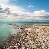 Plastikmüll zählt zu den größten Problemen der marinen Ökosysteme. Durchschnittlich schwimmen mehr als 13.000 Teile Plastik in jedem Quadratkilometer Ozean. 2013 befanden sich bis zu 150 Millionen Tonnen Abfall in unseren Weltmeeren