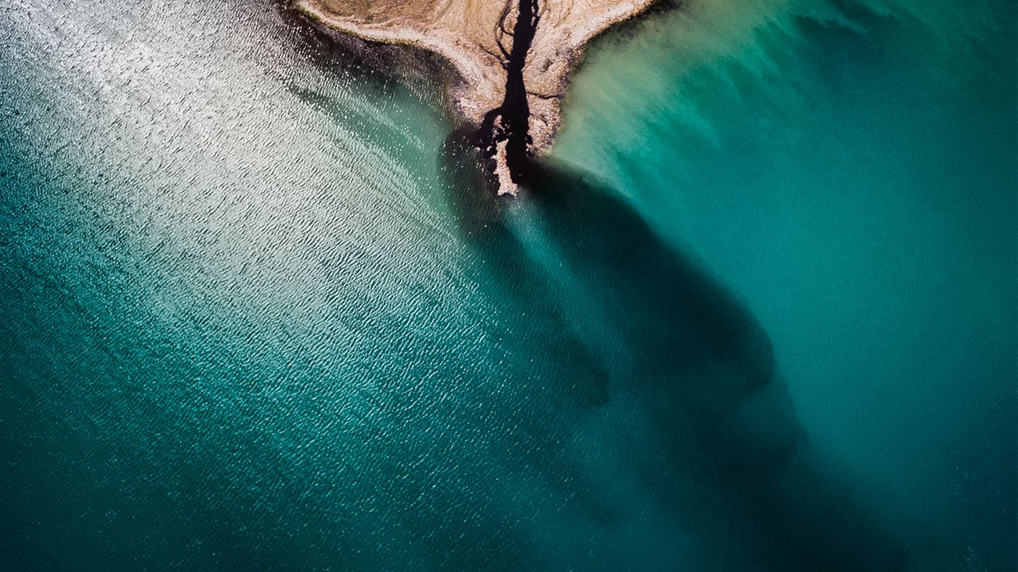 Ein schwarzer Strom aus Plastikabfällen und Fäkalien bahnt sich seinen Weg in das Meer der Karibik