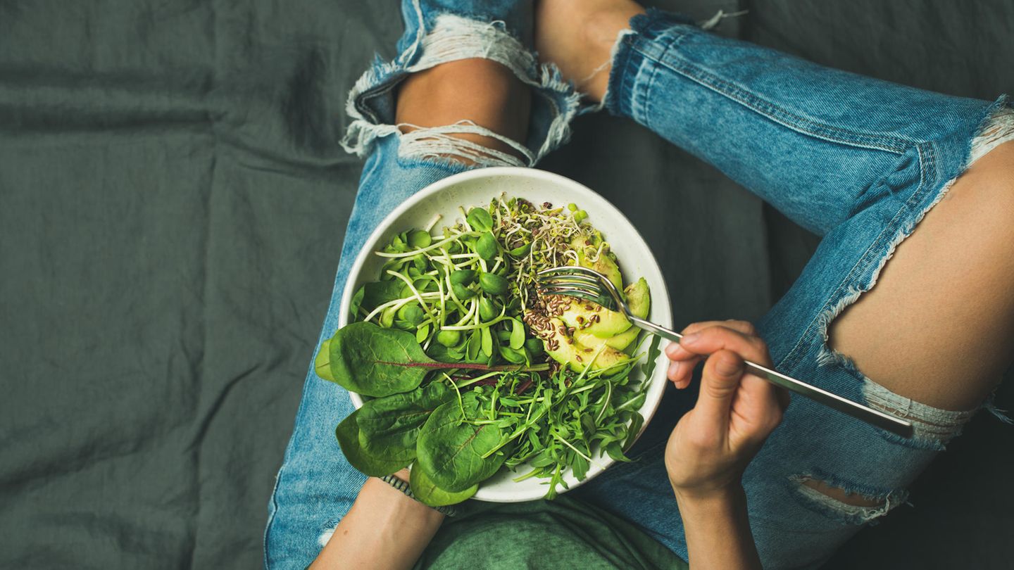 Essen Sie ausgewogen!  Wer Heißhungerattacken vermeiden will, sollte ausgewogen essen und keine Mahlzeit auslassen. So kommt man gar nicht erst in Versuchung zu naschen, weil der Körper genügend Nährstoffe zu sich genommen hat.