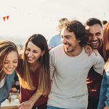 Essen Sie nicht aus Stress oder Langeweile!  Greifen Sie bei Stress, Nervosität oder Langeweile nicht zu zuckerhaltigen Snacks oder fettigem Essen. Lenken Sie sich besser ab. Bereits ein Spaziergang oder sich mit Freunden treffen kann Heißhungerattacken vertreiben. Und Sie fühlen sich gleich besser.