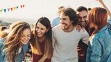 Essen Sie nicht aus Stress oder Langeweile!  Greifen Sie bei Stress, Nervosität oder Langeweile nicht zu zuckerhaltigen Snacks oder fettigem Essen. Lenken Sie sich besser ab. Bereits ein Spaziergang oder sich mit Freunden treffen kann Heißhungerattacken vertreiben. Und Sie fühlen sich gleich besser.