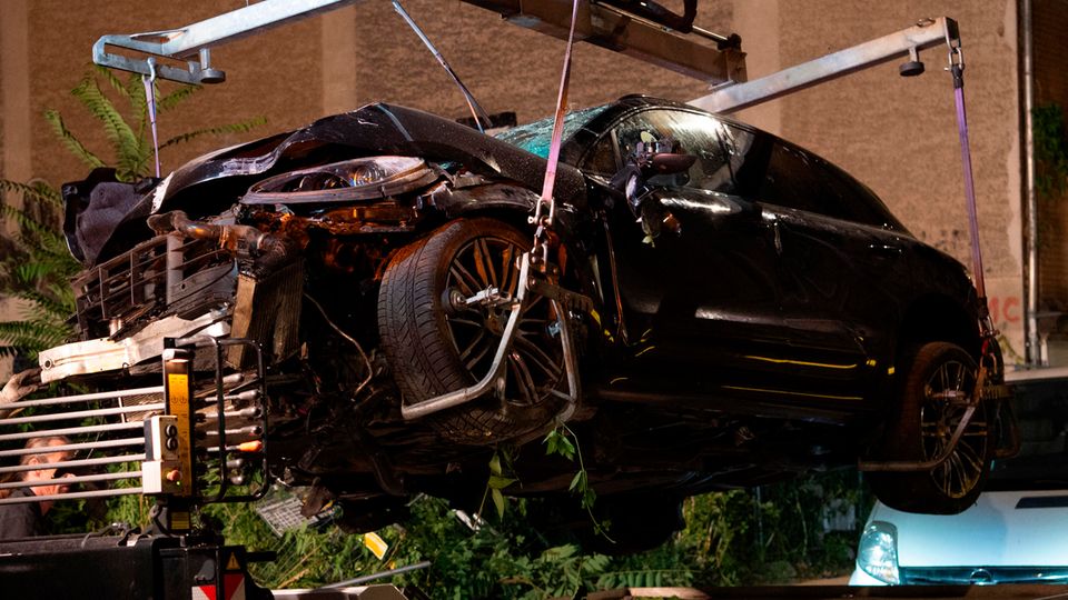 Der zerstörte Porsche wird in Berlin Mitte auf einen Abschleppwagen gehoben.
