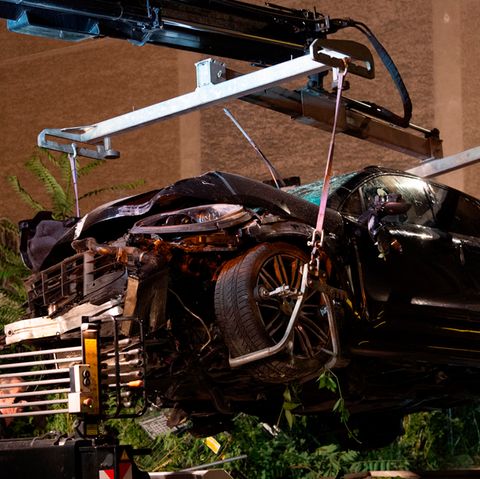 Der zerstörte Porsche wird in Berlin Mitte auf einen Abschleppwagen gehoben.