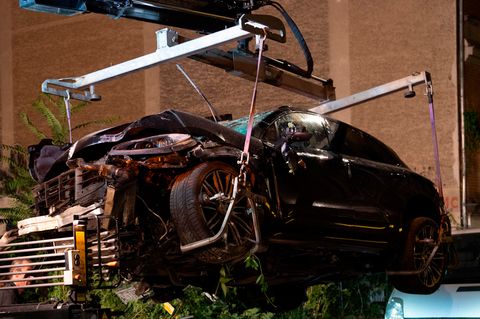 Der zerstörte Porsche wird in Berlin Mitte auf einen Abschleppwagen gehoben.