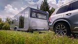 Anders als ein Tiny-House aus den USA kann die Astella noch von einem Pkw gezogen werden. Es sollte aber ein schwerer Allradler sein.