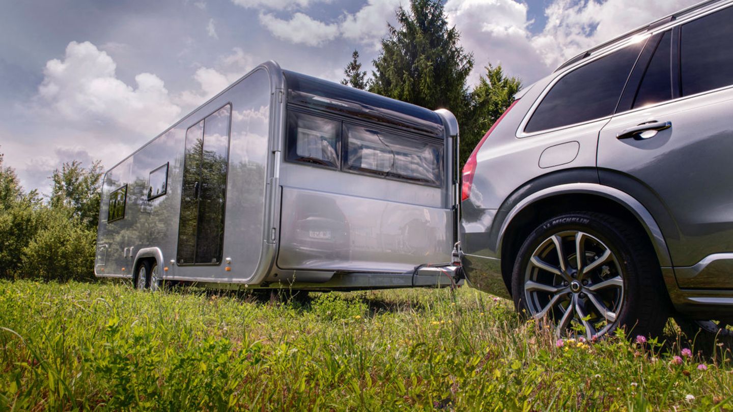 Anders als ein Tiny-House aus den USA kann die Astella noch von einem Pkw gezogen werden. Es sollte aber ein schwerer Allradler sein.