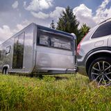 Anders als ein Tiny-House aus den USA kann die Astella noch von einem Pkw gezogen werden. Es sollte aber ein schwerer Allradler sein.