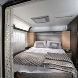 Der großzügige Schlafraum.