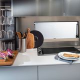 Natürlich ist auch eine vollwertig Küche an Bord.