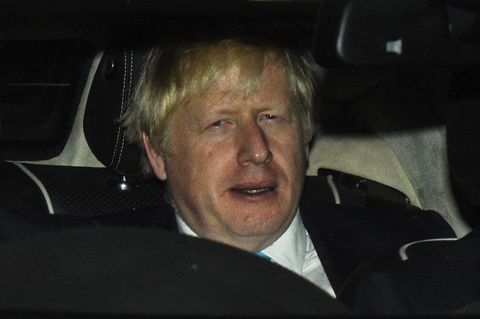 Boris Johnson, Premierminister von Großbritannien, verlässt in einem Auto das britische Parlamentsgebäude.