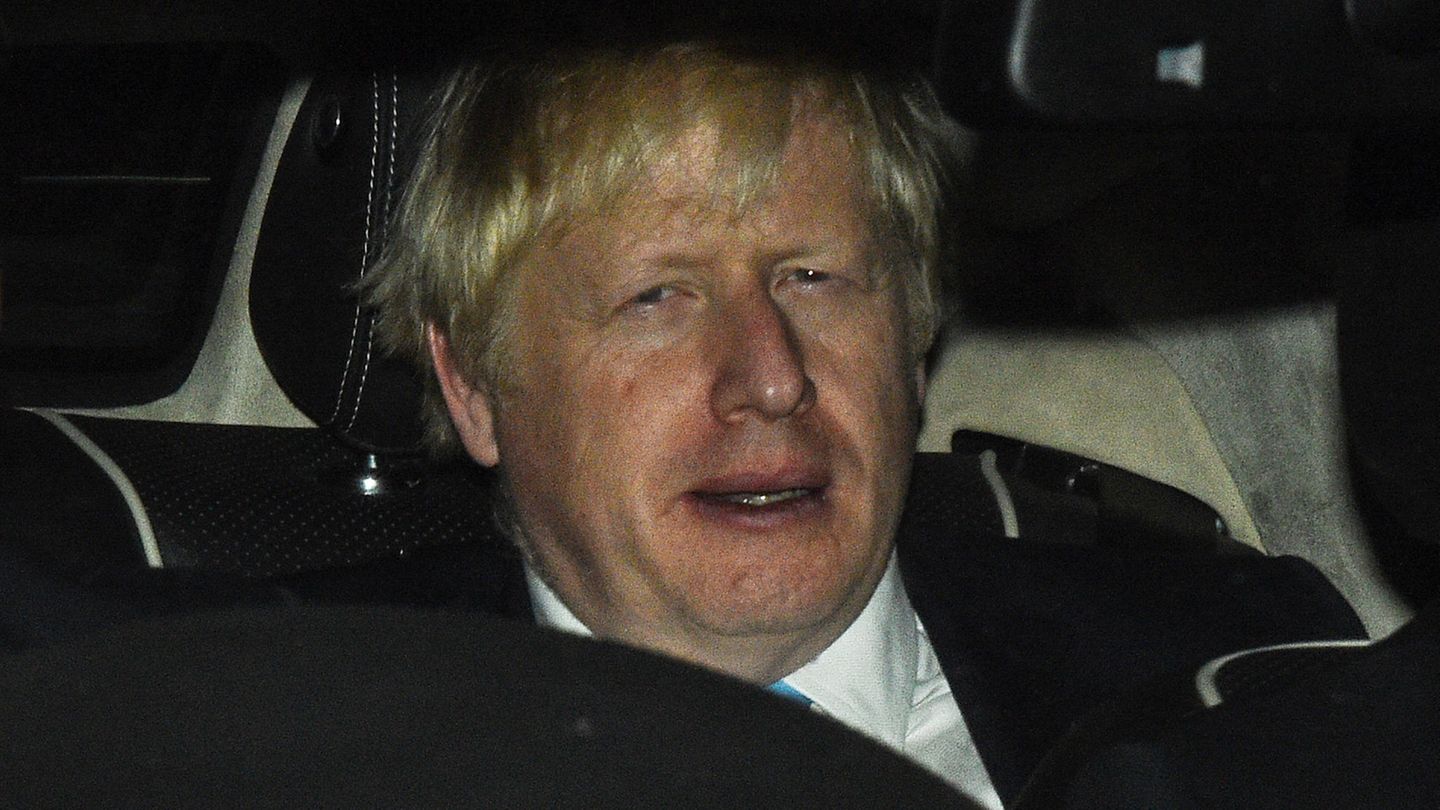 Boris Johnson, Premierminister von Großbritannien, verlässt in einem Auto das britische Parlamentsgebäude.