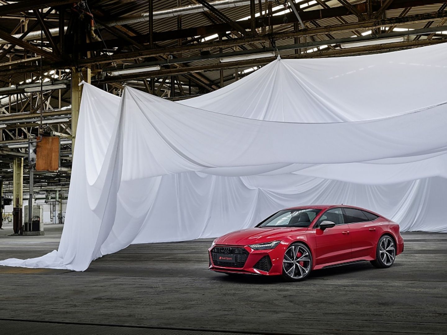 Die Karosserie des Audi RS 7 Sportback liegt per se zehn Millimeter tiefer als beim A 7 Sportback