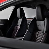 Die RS-Sportsitze in schwarzem Perlnappa Leder/Alcantara mit Rautensteppung und RS-Prägung sind serienmäßig