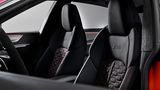 Die RS-Sportsitze in schwarzem Perlnappa Leder/Alcantara mit Rautensteppung und RS-Prägung sind serienmäßig
