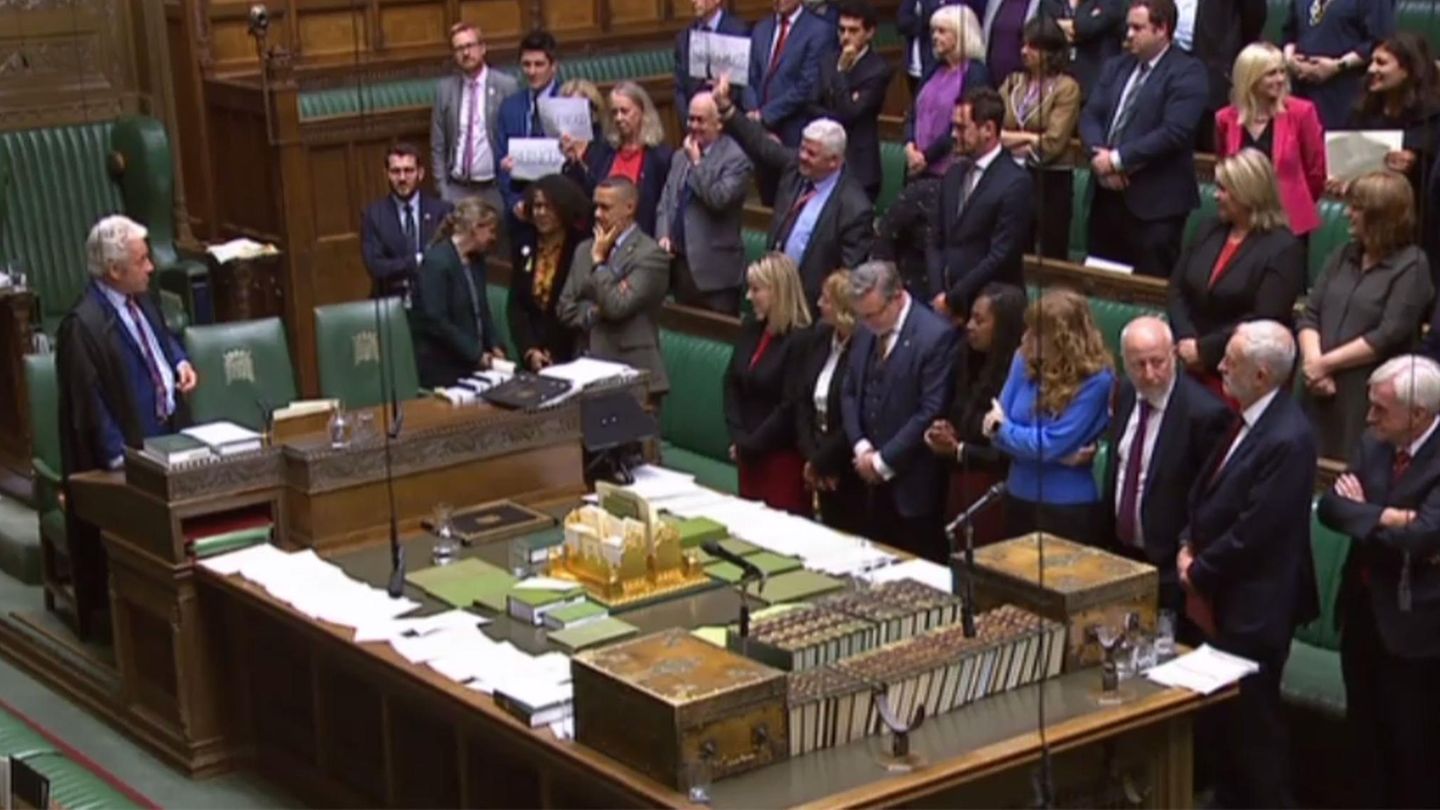 Während John Bercow spricht, halten einige Parlamentsmitglieder Schilder aus Protest hoch