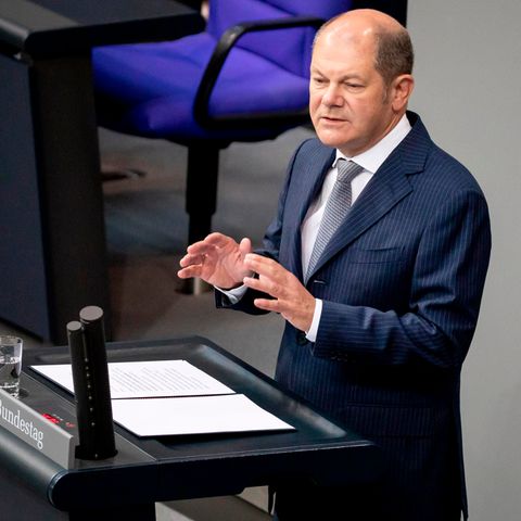 Olaf Scholz (SPD), Bundesfinanzminister, spricht im Plenum im Bundestag.