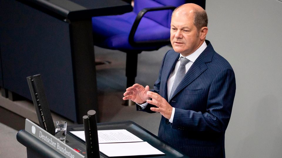 Olaf Scholz (SPD), Bundesfinanzminister, spricht im Plenum im Bundestag.