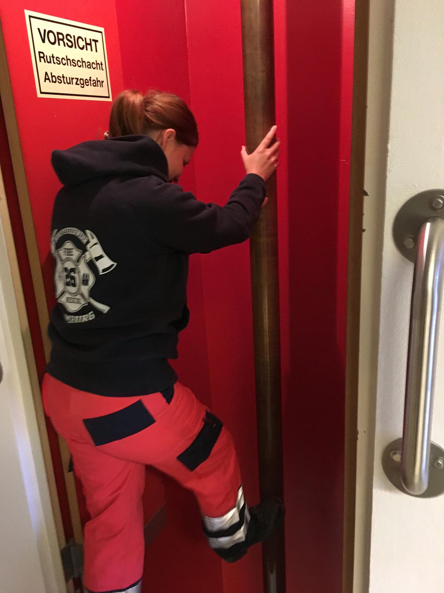 Sonja an der Feuerwehrstange