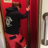 Sonja an der Feuerwehrstange