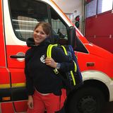 Sonja vor dem Rettungswagen