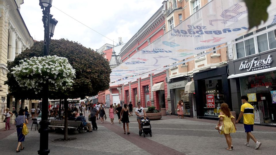 Bulgarien, Plowdiw: Blick in die Fußgängerzone.