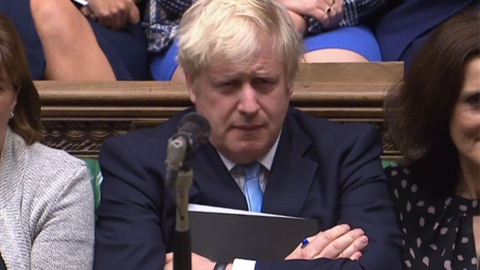 Boris Johnson guckt während der Parlamentssitzung skeptisch Boris Johnson guckt während der Parlamentssitzung skeptisch