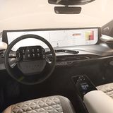 Das riesige 48 Zoll Display dominiert den Innenraum