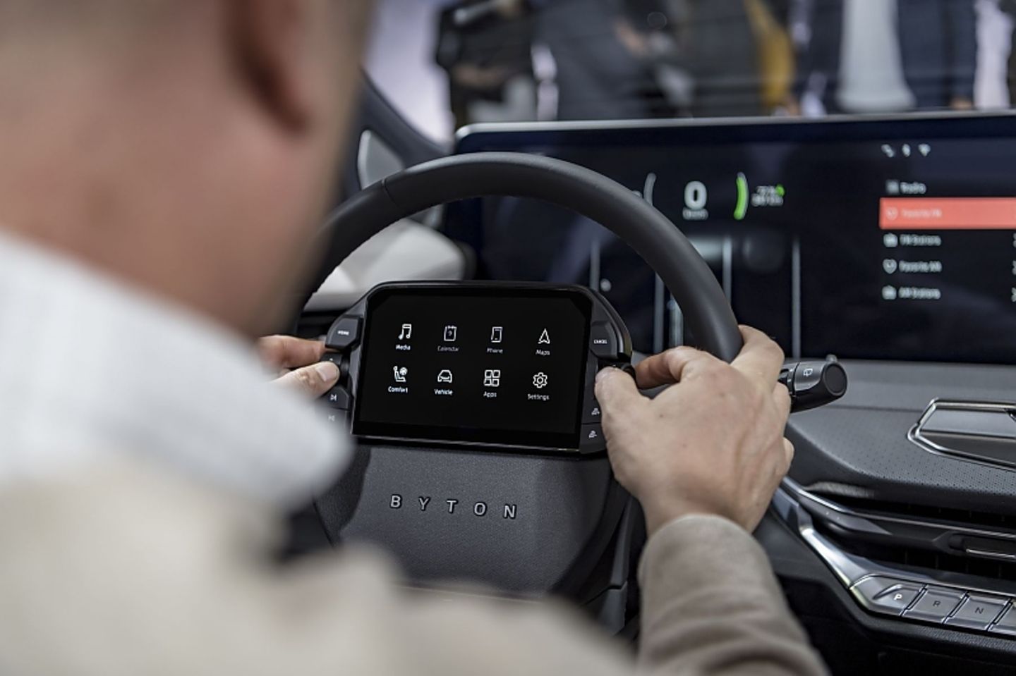 Das Display wird über ein kleines Tablet im Lenkrad gesteuert