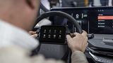 Das Display wird über ein kleines Tablet im Lenkrad gesteuert