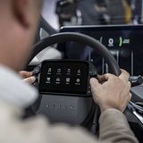 Das Display wird über ein kleines Tablet im Lenkrad gesteuert