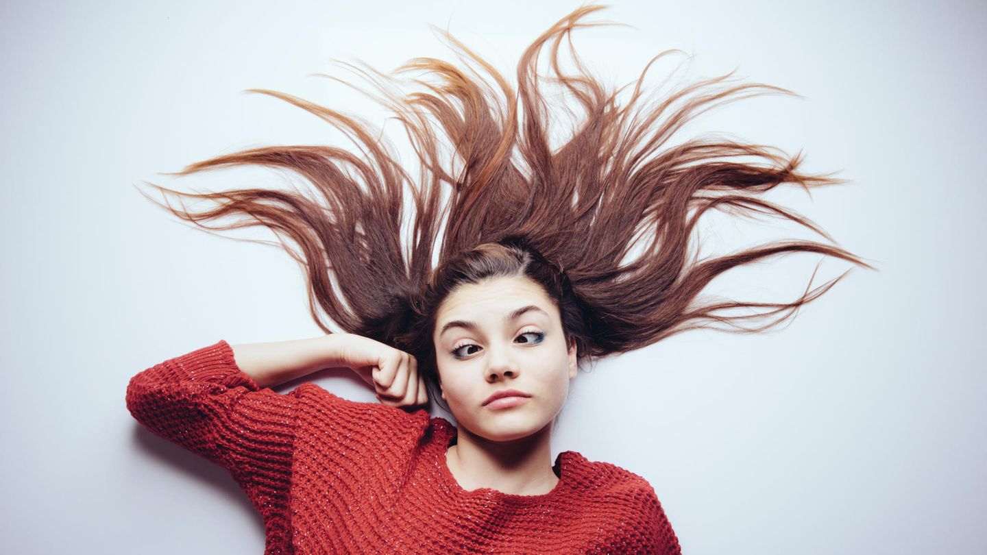 Teenagerin mit verdrehten Augen