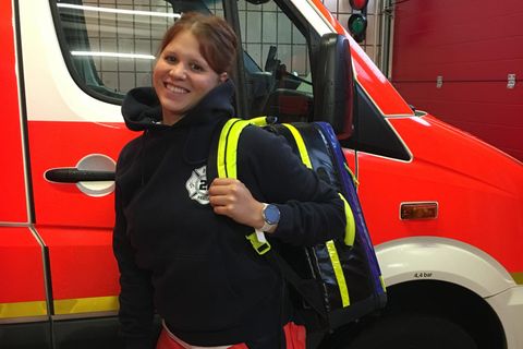 Sonja vor dem Rettungswagen