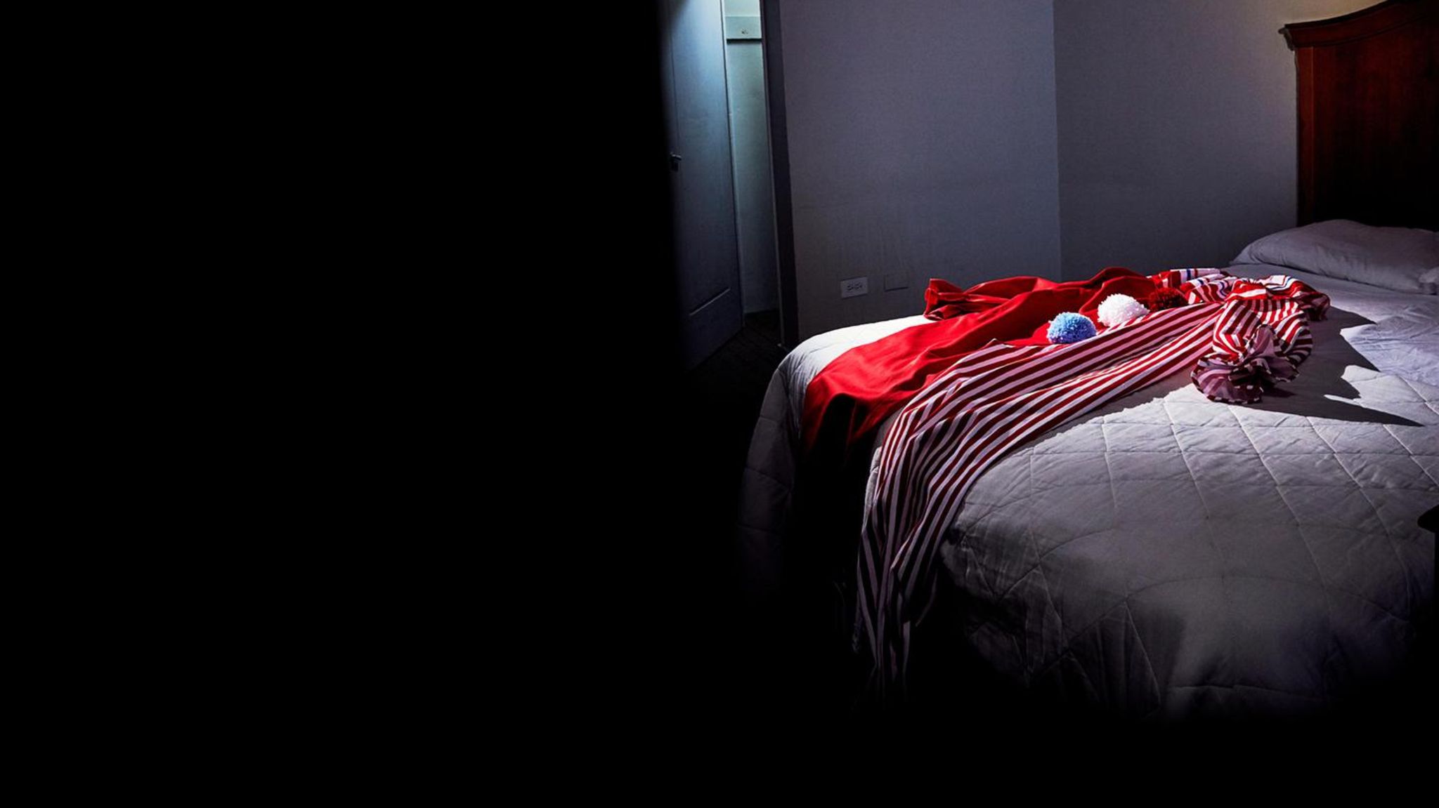 Symbolbild John Wayne Gacy: Ein Clownkostüm liegt auf einem Bett